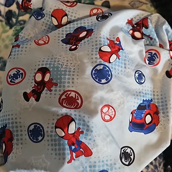 Spiderman baby/toddler sheets, comforter and pillow case - Picture 2 of 3